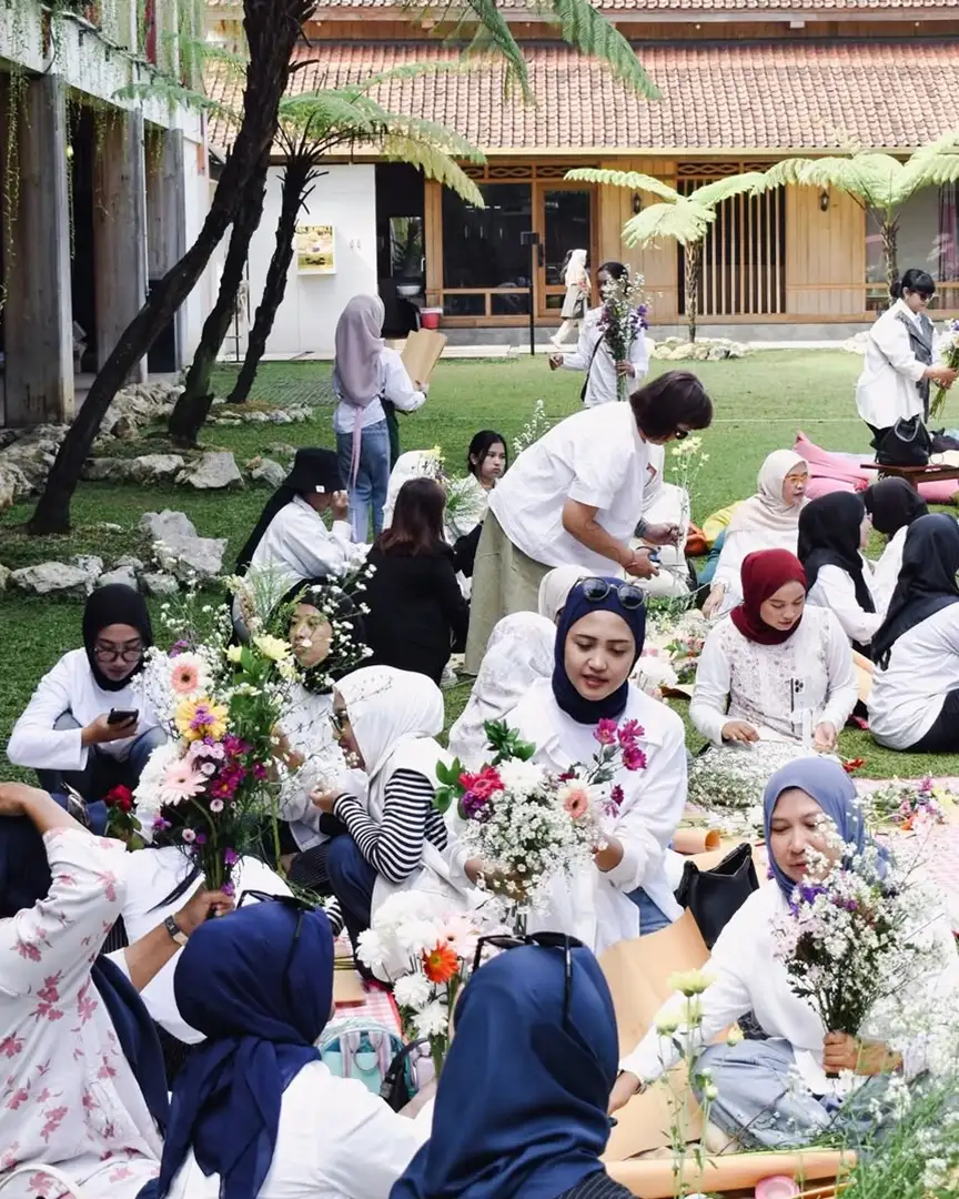 A flower-arranging class held on the lawn with dozens of guests